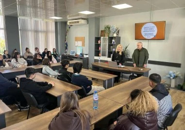 Съдия-изпълнителят Марияна Обретенова съветва ученици как да управляват разумно парите си