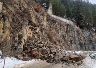 Срутена скала блокира движението по пътя Смолян - Девин