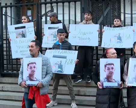 Едноминутно мълчание в памет на 15-годишния Красимир, намушкан в столичен мол