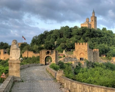 Мъж е паднал от скала в крепостта „Царевец”, състоянието му е тежко