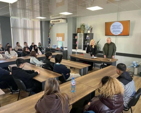 Съдия-изпълнителят Марияна Обретенова съветва ученици как да управляват разумно парите си