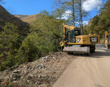 След сигнал на TrafficNews: Започна спешен ремонт на пътя към село Косово