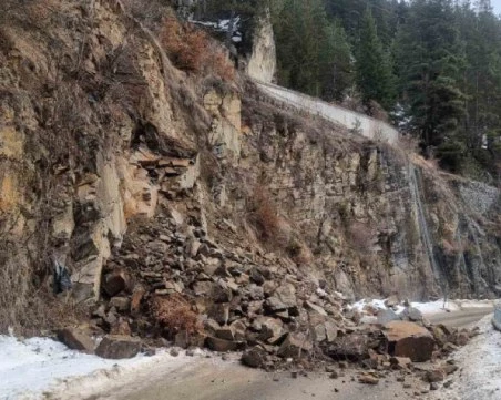 Срутена скала блокира движението по пътя Смолян - Девин