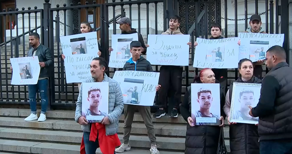 Едноминутно мълчание в памет на 15-годишния Красимир, намушкан в столичен мол