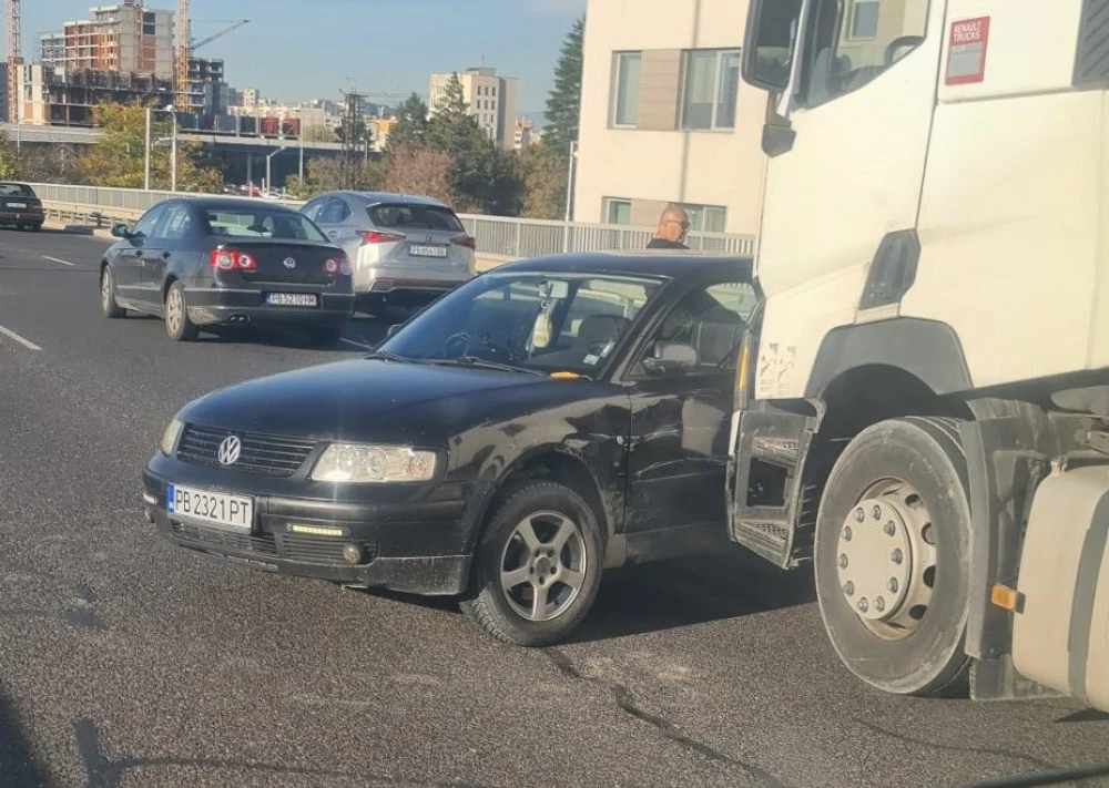 Катастрофа затруднява движението по Асеновградско шосе на влизане в Пловдив