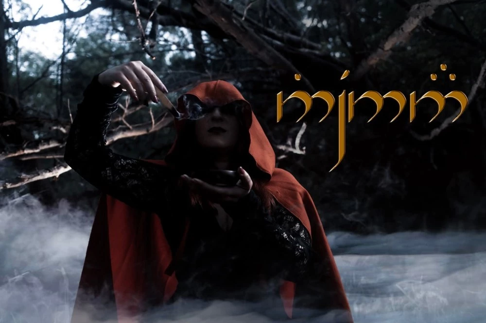 Навръх Хелоуин: Пловдивската певица Теодора Стоянова с премиери на дебютен албум и книга на баща си