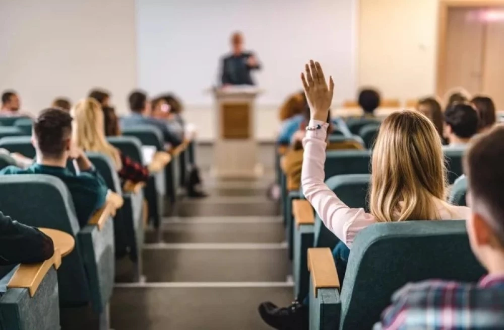 Окончателно! Студентите в платена форма на обучение също имат право на стипендия