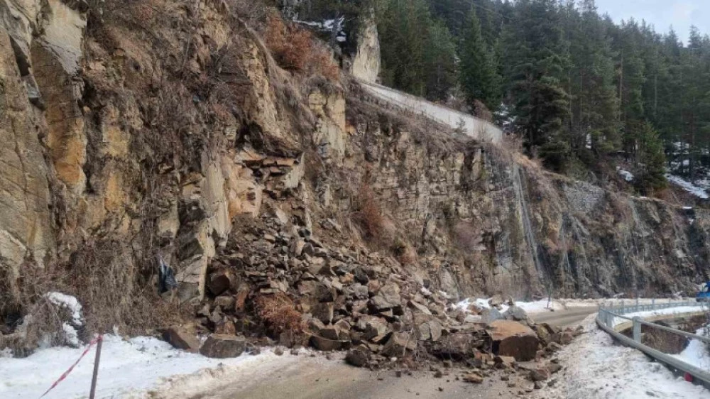 Срутена скала блокира движението по пътя Смолян - Девин