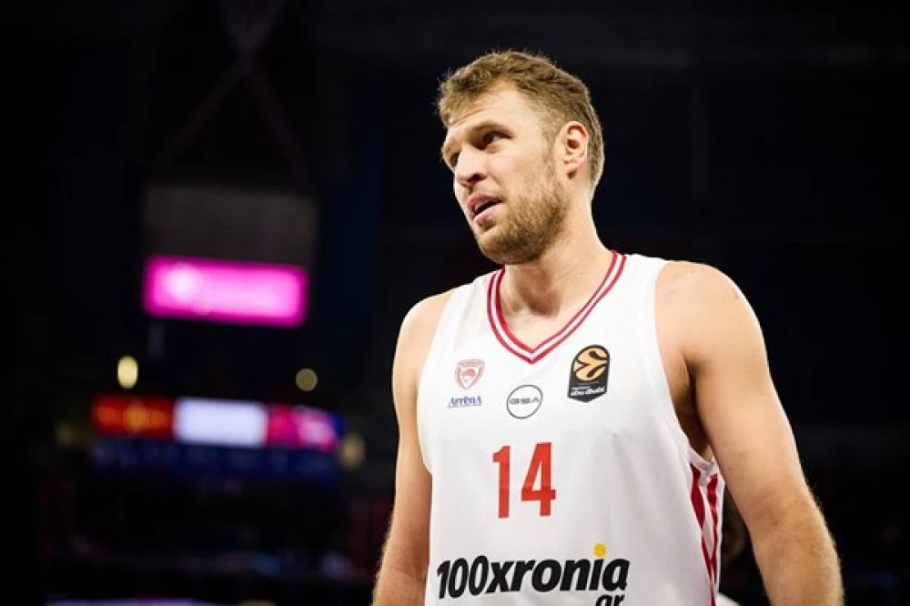 Везенков със силен мач, но Олимпиакос загуби в Евролигата