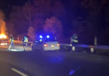 Автомобил е в пламъци на АМ Тракия” преди София