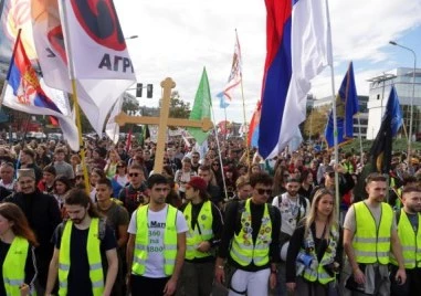 Хиляди сърби тръгнаха към Нови сад