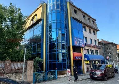 Сграда символ от банковия бум на 90-те търси нов собственик в Пловдив