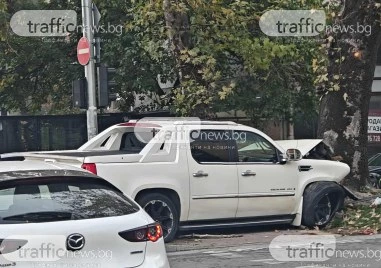 Тежка катастрофа на бул. Руски: Кадилак се вряза в дърво
