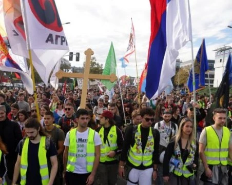 Хиляди сърби тръгнаха към Нови сад