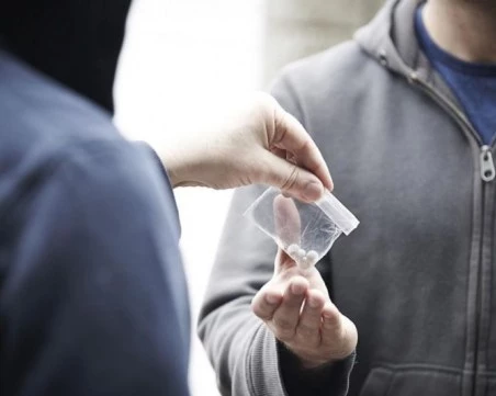 Осем младежи са задържани с различни наркотици в Пазарджишко