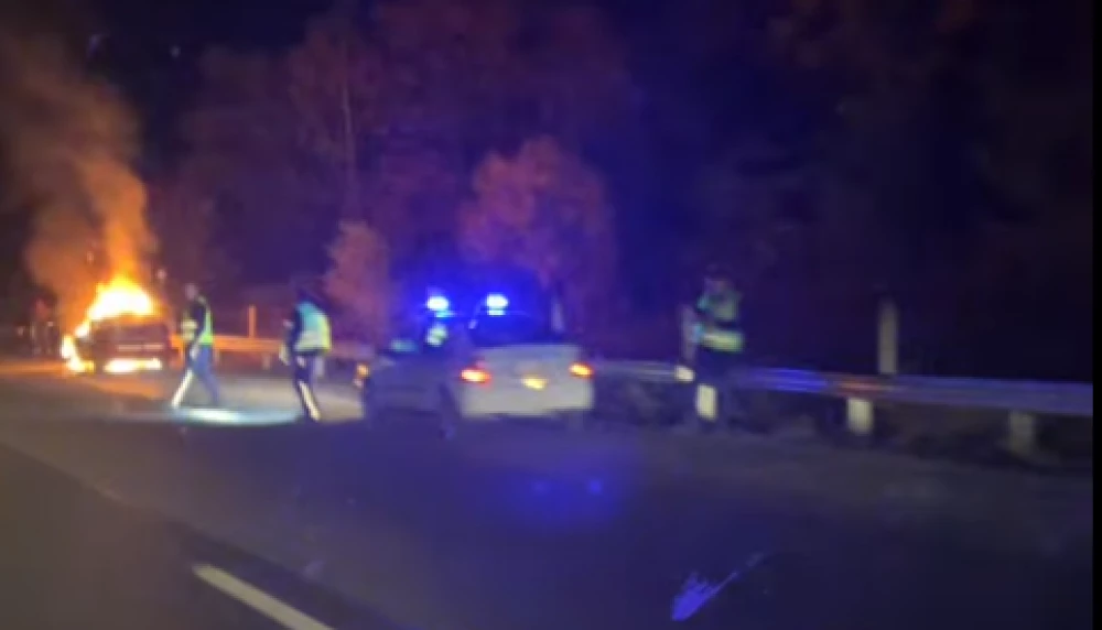 Автомобил е в пламъци на АМ