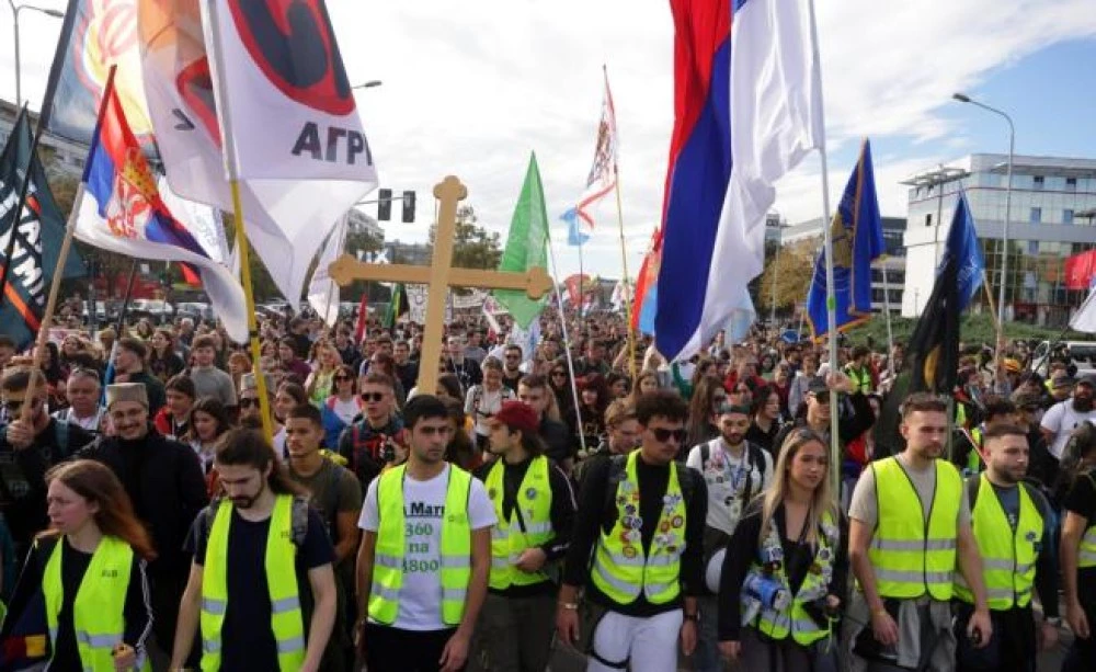 Хиляди сърби тръгнаха към Нови сад