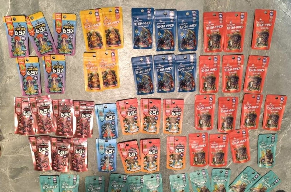 Желирани бонбони и вейпове с наркотици са намерени в имота на пловдивчанин, задържан е СНИМКИ