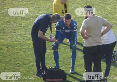 Прекратиха дербито! Удариха с бутилка вратаря на Ботев Наумов