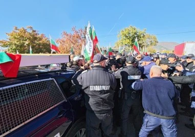 Сблъсъци между жандармерия и протестиращи срещу еврото, няколко полицаи са пострадали