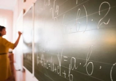 Увеличават учителските заплати