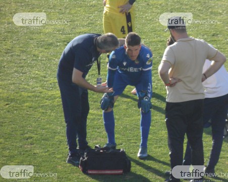 Прекратиха дербито! Удариха с бутилка вратаря на Ботев Наумов