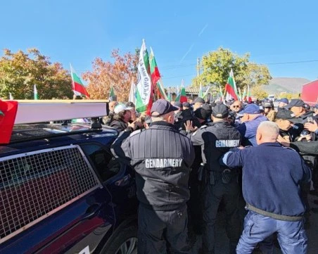 Сблъсъци между жандармерия и протестиращи срещу еврото, няколко полицаи са пострадали