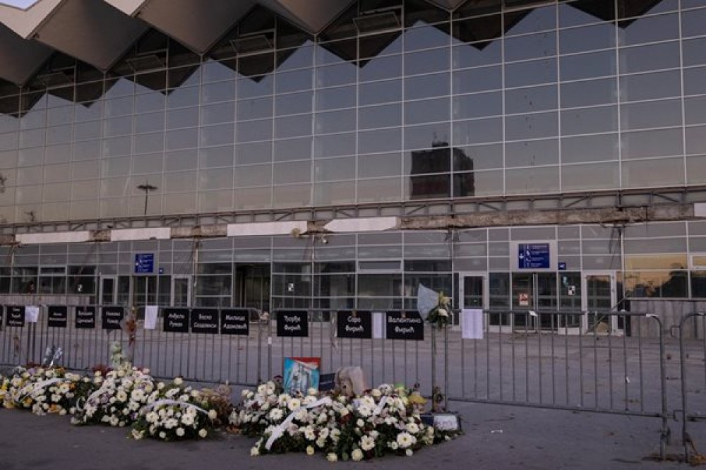 Година след трагедията с 16 загинали в Нови Сад: Сърбия с възпоменателни шествия, церемонии и протестни акции