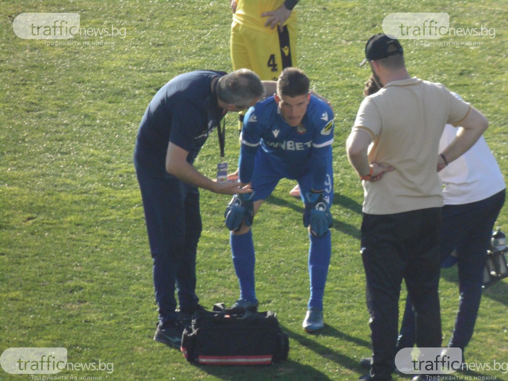 Прекратиха дербито! Удариха с бутилка вратаря на Ботев Наумов