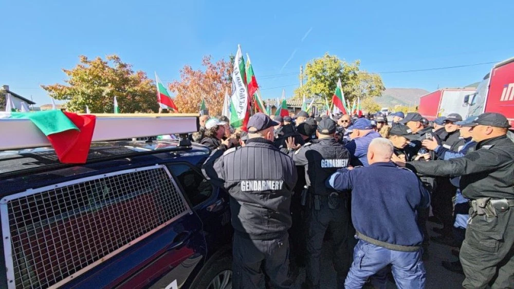 Граждани излязоха на протест на пътя за Прохода на Републиката.