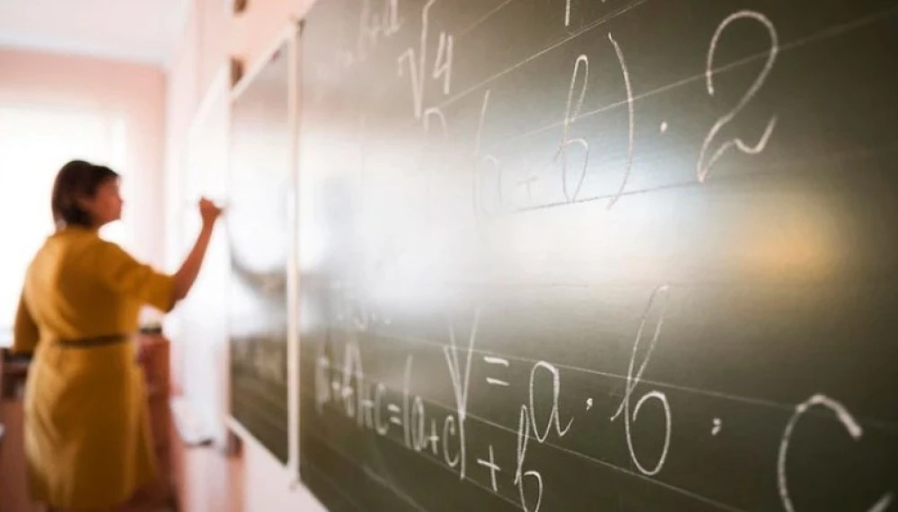 Увеличават учителските заплати