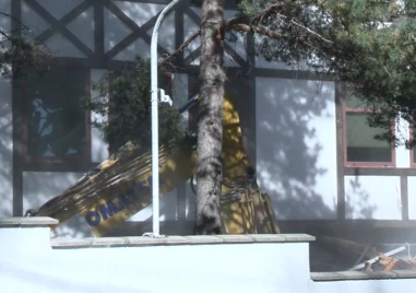 Багер влезе в бившия сарай на Ахмед Доган в Бояна