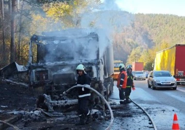 Камион изгоря в Прохода на Републиката, пламъците обхванаха и гора