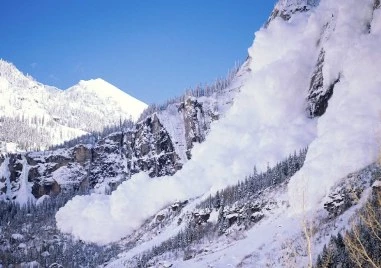 Лавина затрупа петима германски алпинисти, всичките загинаха