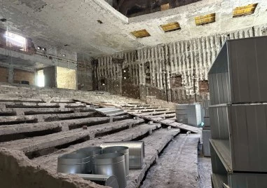 Реконструкцията на кино „Космос върви с интензивни темпове