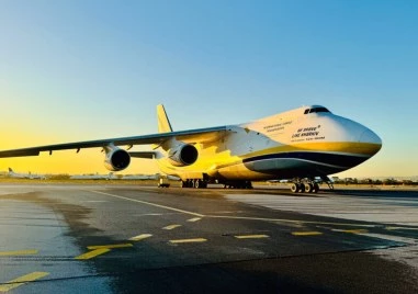 Внушителният гигант Ан-124 Руслан кацна в София