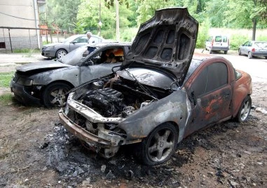 Запалиха 3 автомобила на служител от Главната инспекция по труда в Монтана