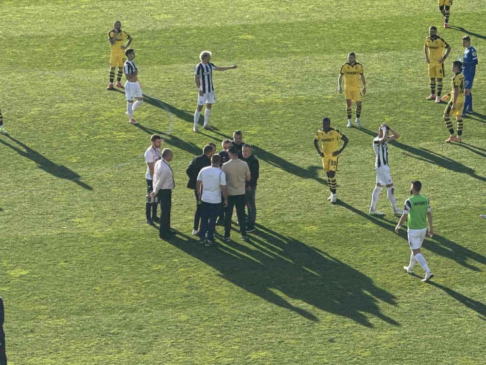 Фенклубът на Локомотив: Как е възможно строителят на Колежа да решава дали мачът да се доиграе