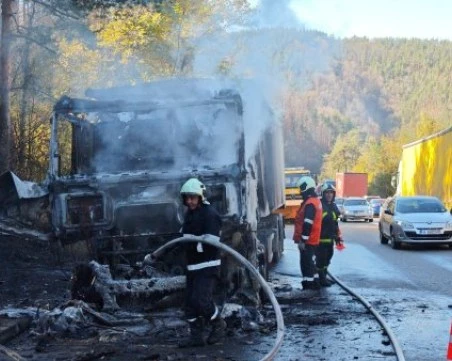 Камион изгоря в Прохода на Републиката, пламъците обхванаха и гора