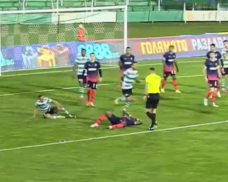 Комична ситуация съдия контузи звезда на Лудогорец, шампионите с нова грешна стъпка ВИДЕО