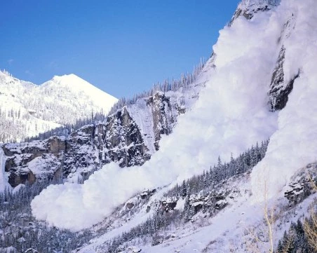 Лавина затрупа петима германски алпинисти, всичките загинаха