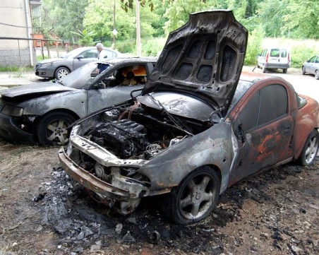 Запалиха 3 автомобила на служител от Главната инспекция по труда в Монтана