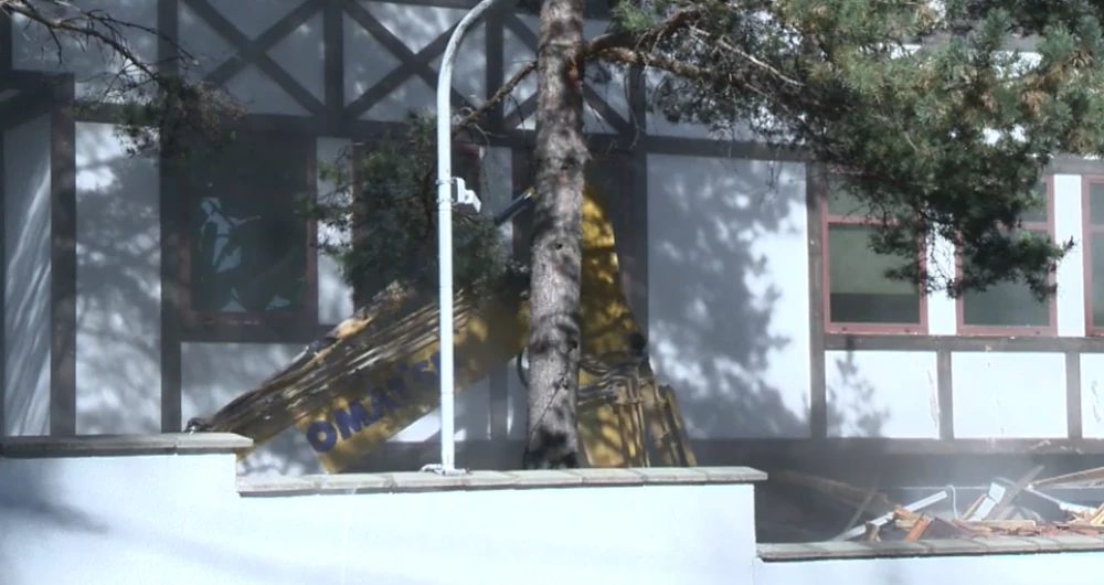 Багер влезе в бившия сарай на Ахмед Доган в 