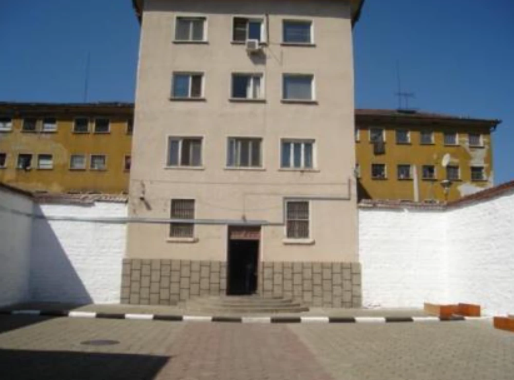 Двама затворници избягаха от затвора в Ловеч