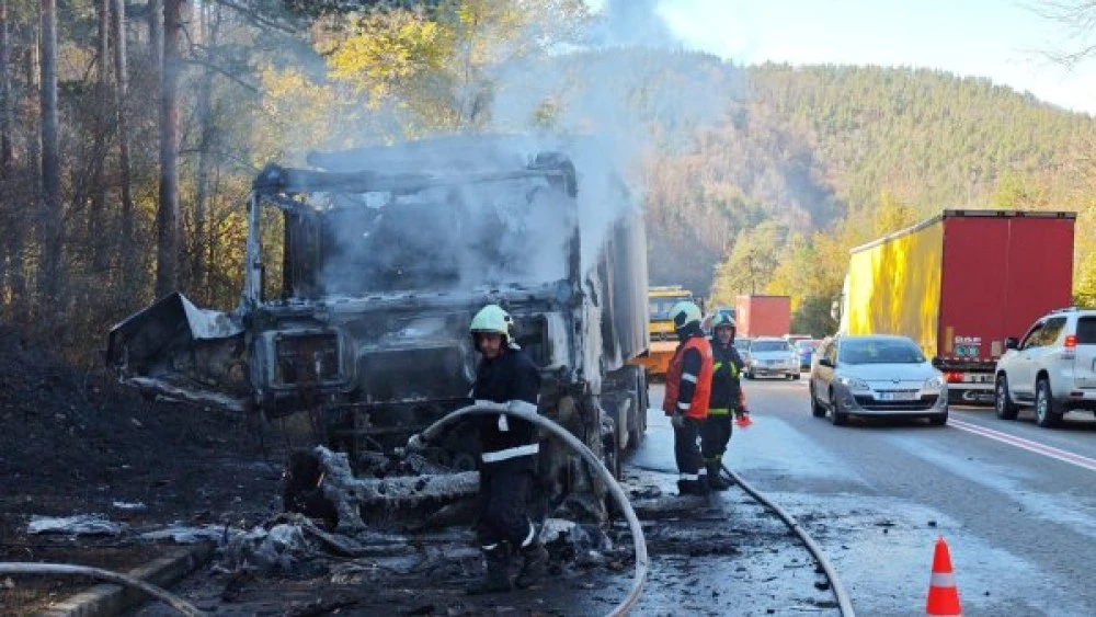 Камион изгоря в Прохода на Републиката, пламъците обхванаха и гора