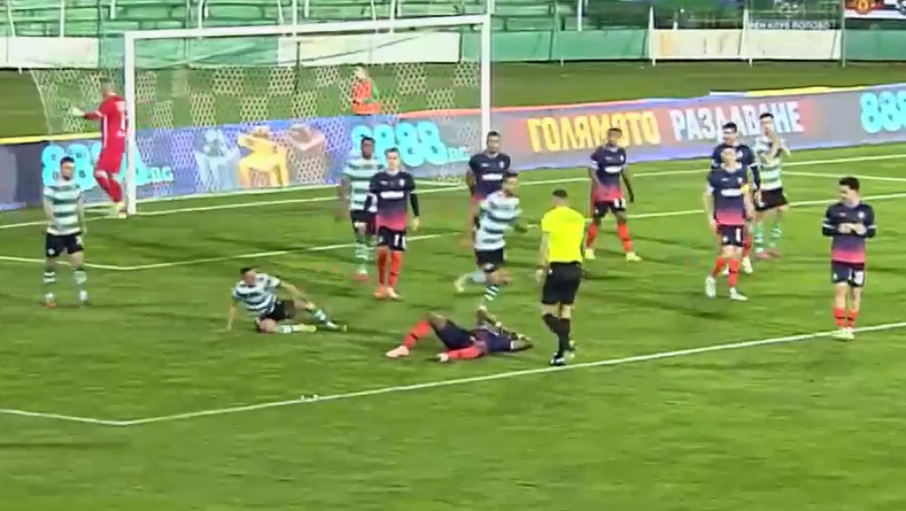 Комична ситуация съдия контузи звезда на Лудогорец, шампионите с нова грешна стъпка ВИДЕО