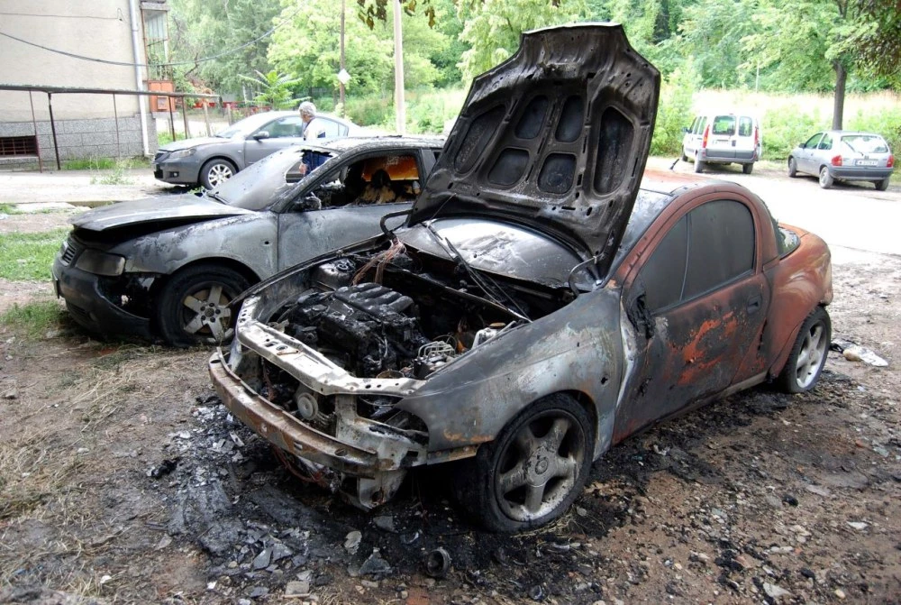 Запалиха 3 автомобила на служител от Главната инспекция по труда в Монтана