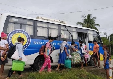 Десетки хиляди хора се евакуират във Филипините заради приближаващ тайфун
