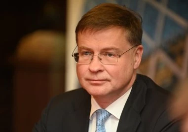 Европейският комисар Валдис Домбровскис пристига в България заради еврото
