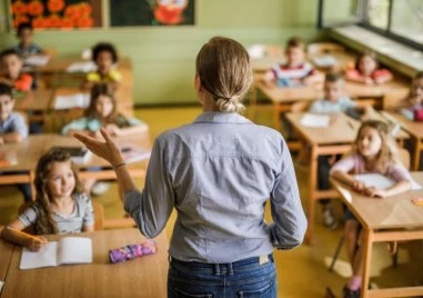 Не е ясно с колко процента и откога ще бъдат увеличени учителските заплати